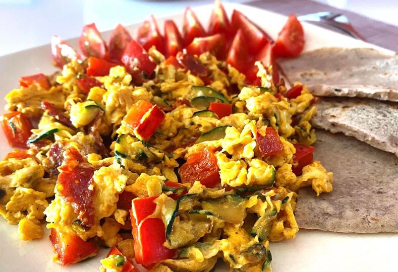 🍳 Tudom, ez már “ebéd idő”, de én ilyenkor fogyasztom a napi első ételemet, hívj